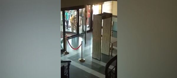 Ак-Кеменин эшигин кантип сындырышты. Мейманкана кызматкери тартып алган видео Ак-Кеменин эшигин кантип сындырышты. Мейманкана кызматкери тартып алган видео - Sputnik Кыргызстан