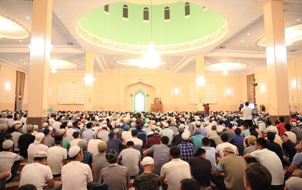 В городском казыяте сообщили, что прихожане в мечети совершили вечернюю трапезу и до утра читали суры из Корана и 30 ракатов намаза - Sputnik Кыргызстан