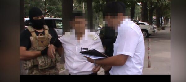 Без обид, все же от души? — кадры спецоперации по задержанию налоговика - Sputnik Кыргызстан