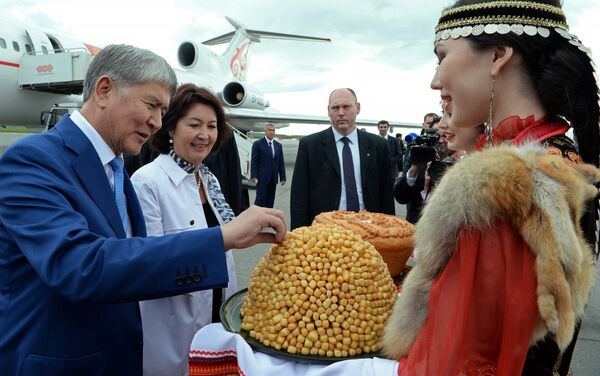 Президента Кыргызстана Алмазбека Атамбаева в Уфе (Башкортостан) встретили зажигательными танцами, музыкой и угостили чак-чаком - Sputnik Кыргызстан