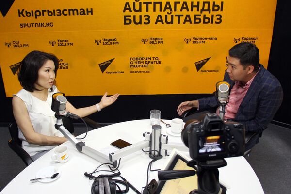 Депутат ЖК Эльвира Сурабалдиева и журналист Эркин Рыскулбеков - Sputnik Кыргызстан