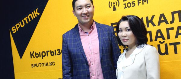 Депутат ЖК Эльвира Сурабалдиева и журналист Эркин Рыскулбеков - Sputnik Кыргызстан