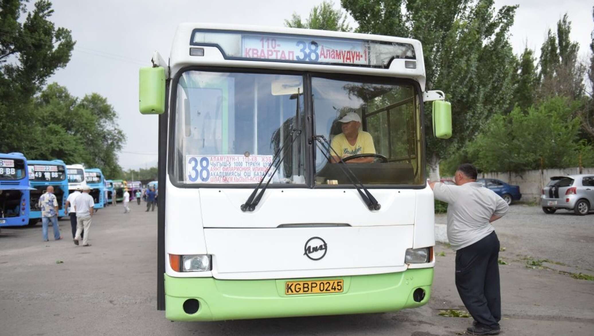 Новосибирск бишкек автобус. Кыргызстан автобус ЛИАЗ. Автобус Бишкек мэрия. ЛИАЗ город Ош. Общественный транспорт Ош.