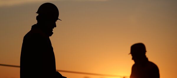 Рабочие на строительном объекте. Архивное фото - Sputnik Кыргызстан