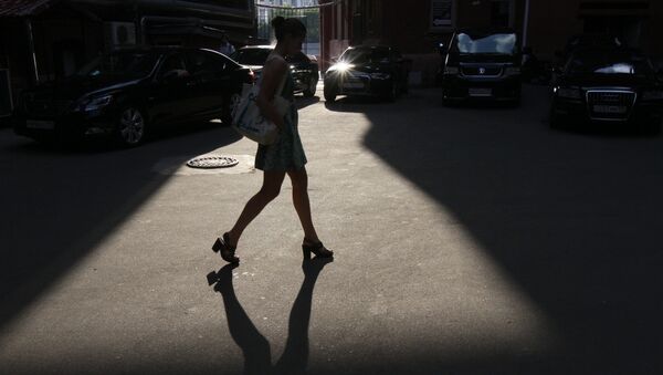 Девушка идет по улице. Архивное фото - Sputnik Кыргызстан