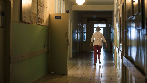 Врач в коридоре больницы. Архивное фото - Sputnik Кыргызстан