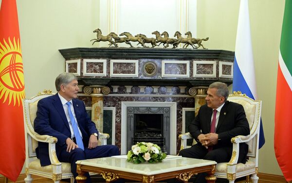 Президент Алмазбек Атамбаев в рамках госвизита в Россию встретился с главой Татарстана Рустамом Миннихановым - Sputnik Кыргызстан