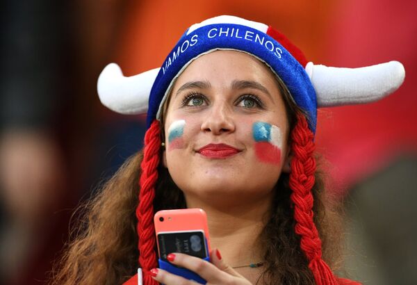 Чилийская болельщица перед началом игры между сборными Камеруна и Чили. - Sputnik Кыргызстан