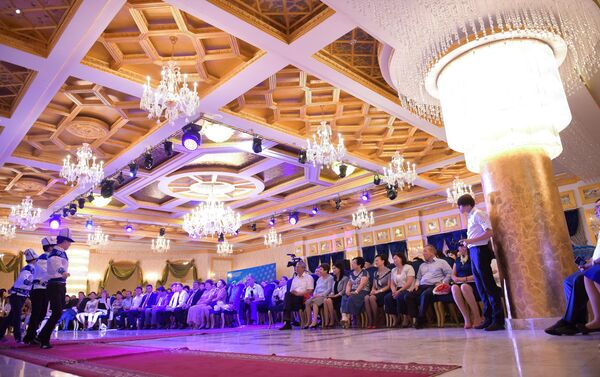Градоначальник пожелал выпускникам успехов при поступлении в вузы, здоровья и счастливой большой дороги - Sputnik Кыргызстан
