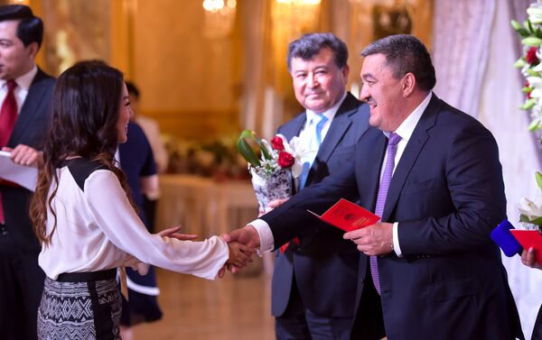 Поздравить с этим знаменательным днем юных медалистов пришли мэр столицы Албек Ибраимов и городские чиновники, а также представители городского кенеша, родители и преподаватели - Sputnik Кыргызстан
