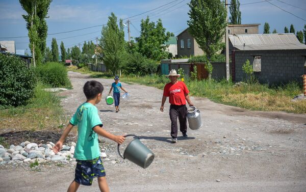 В новостройках Арча-Бешик и Ак-Ордо наблюдается нехватка питьевой воды - Sputnik Кыргызстан
