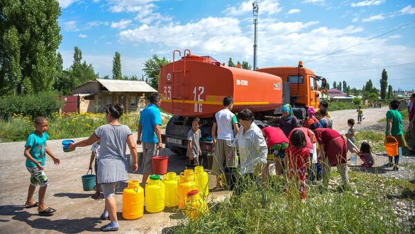 Жители новостройки набирают воду с автоцистерны. Архивное фото - Sputnik Кыргызстан