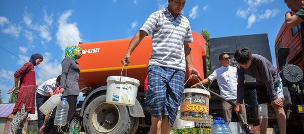 Суу алып жаткан жаңы конуштун тургундары. Архив Суу алып жаткан жаңы конуштун тургундары. Архив - Sputnik Кыргызстан