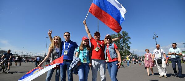 Российские болельщики перед матчем открытия Кубка конфедераций-2017 на стадионе Санкт-Петербург Арена. - Sputnik Кыргызстан