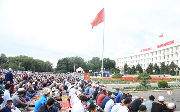 Для совершения молитвы верующие собрались на центральной площади города - Sputnik Кыргызстан