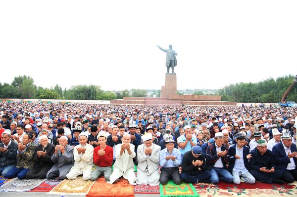 Праздничный Айт-намаз в Оше Праздничный Айт-намаз в Оше - Sputnik Кыргызстан