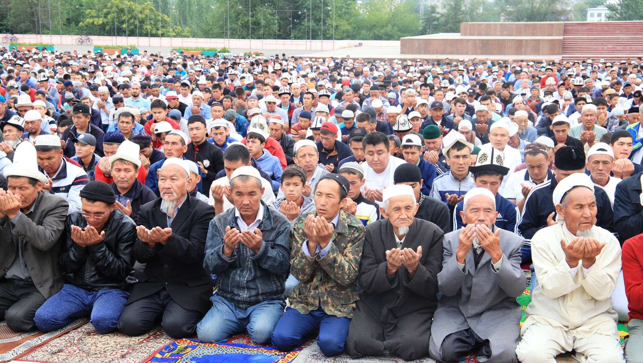 Пагода ош. Айт намаз Ош. Орозо фото. Курман айт в Оше. Киргизы молятся.