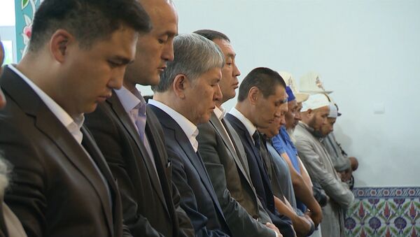 Атамбаев помолился в мечети и под дождем почтил память героев 7 апреля - Sputnik Кыргызстан