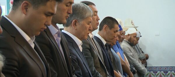 Алмазбек Атамбаев майрамдык намазга жыгылды - Sputnik Кыргызстан