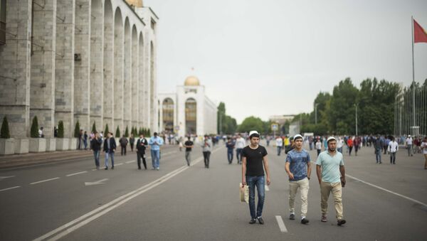 Горожане на площади Ала-Тоо в Бишкеке. Архивное фото - Sputnik Кыргызстан