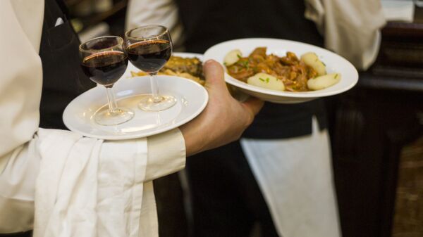 Официант разносит еду и вино посетителям кафе. Архивное фото - Sputnik Кыргызстан