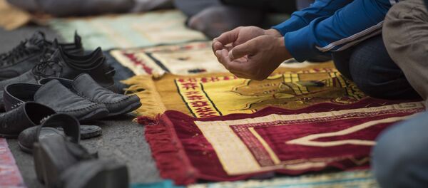 Намаз окуп жаткан мусулмандар. Архив Намаз окуп жаткан мусулмандар. Архив - Sputnik Кыргызстан