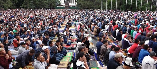 Жараткандан жакшылык сураган эл аянтка жык толду. Бишкектеги айт намаз Жараткандан жакшылык сураган эл аянтка жык толду. Бишкектеги айт намаз - Sputnik Кыргызстан