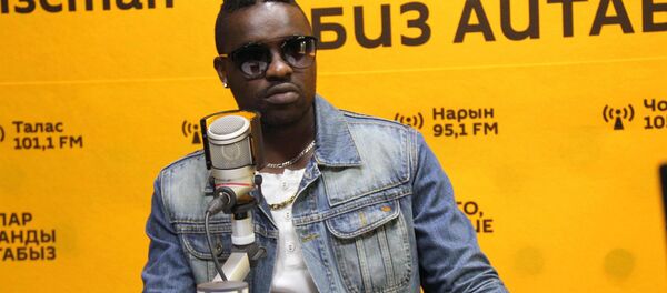 Шоумен из Нигерии Акило Эджикеме Паскаль Шоумен из Нигерии Акило Эджикеме Паскаль - Sputnik Кыргызстан