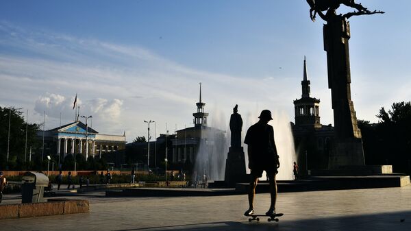 Памятник Манасу на между зданиями мэрии города Бишкек и Национальной Филармонией Кыргызстана. Архивное фото - Sputnik Кыргызстан