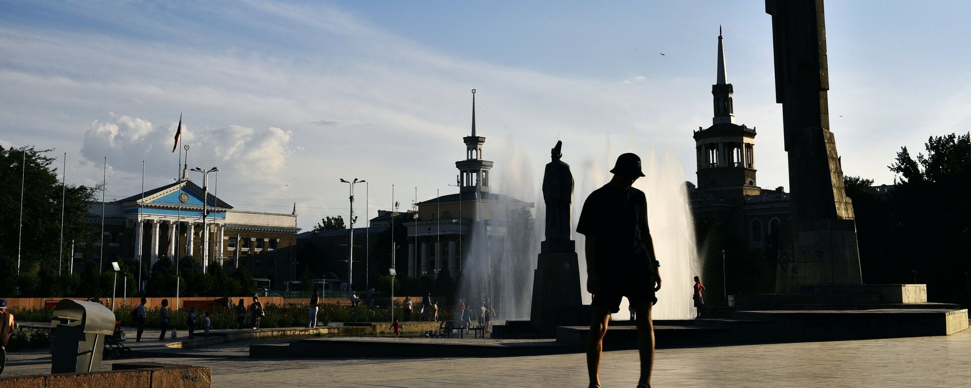 Памятник Манасу на между зданиями мэрии города Бишкек и Национальной Филармонией Кыргызстана. Архивное фото - Sputnik Кыргызстан, 1920, 29.05.2023