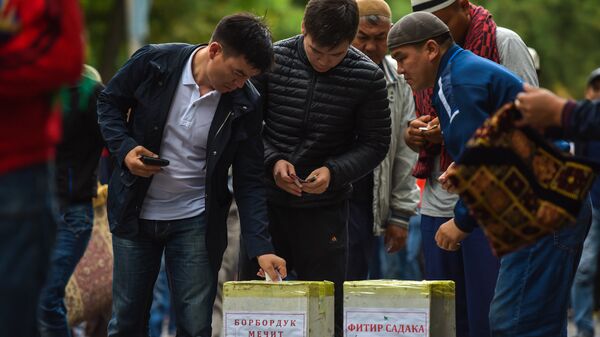Мусульмане оставляют фитир-садака после совершения праздничного айт-намаза. Архивное фото - Sputnik Кыргызстан