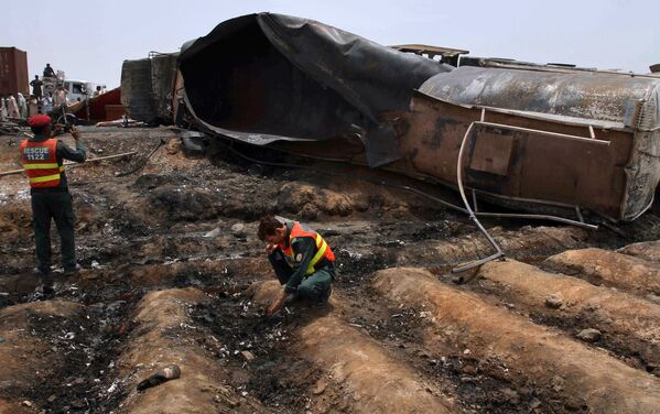 Последствия возгорания опрокинувшегося бензовоза на востоке Пакистане - Sputnik Кыргызстан