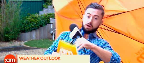 Түз эфирде аба ырайын айтып жаткан алып баруучуну шамал учуруп кетти. Видео Түз эфирде аба ырайын айтып жаткан алып баруучуну шамал учуруп кетти. Видео - Sputnik Кыргызстан