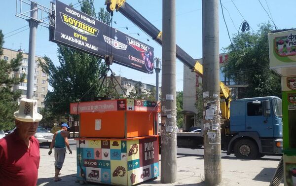 Мэрия Бишкека демонтировала незаконные объекты вокруг Орто-Сайского рынка - Sputnik Кыргызстан