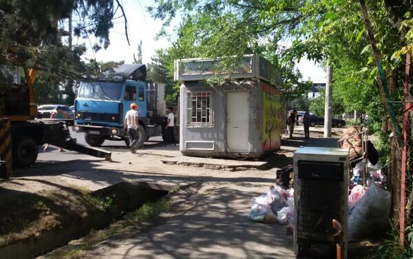 На улице Юнусалиева от Суеркулова до Сухэ-Батора демонтировали 12 павильонов, 46 рекламных конструкций, два металлических ограждения и навесы, незаконно установленные на муниципальной территории - Sputnik Кыргызстан