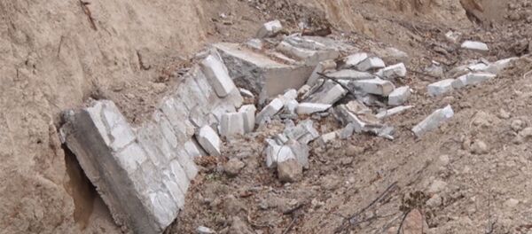 Сууга аккан сөөктөр. Сузактагы көрүстөн коопсуз жайга көчүрүлүп жатат - Sputnik Кыргызстан