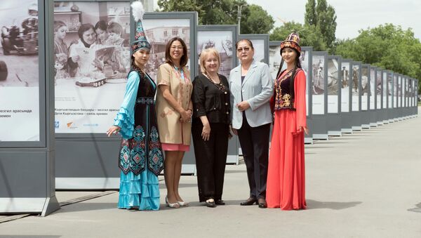 Открытие фотовыставки Дети Кыргызстана – связь времен на площади Ала-Тоо в Бишкеке - Sputnik Кыргызстан