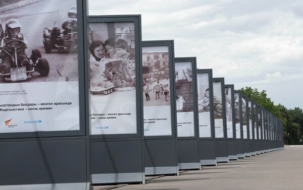 В Бишкеке на площади Ала-Тоо открылась фотовыставка Дети Кыргызстана — связь времен - Sputnik Кыргызстан