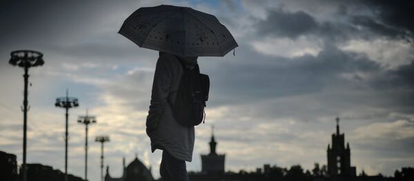 Девушка с зонтом. Архивное фото - Sputnik Кыргызстан