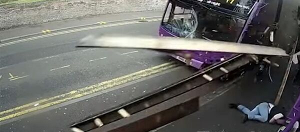 Мужчину сбил автобус, а он встал и пошел в паб — видео из Британии - Sputnik Кыргызстан