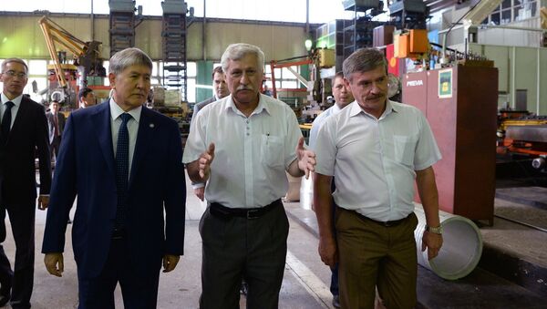 Президенти Алмазбек Атамбаев Дастан трансулуттук корпорациясынын ишмердиги менен таанышуу учурунда - Sputnik Кыргызстан