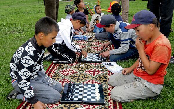 Тоодогу балдар шахмат ойноп жатышат - Sputnik Кыргызстан