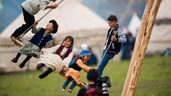 Дети качаются на качели. Архивное фото - Sputnik Кыргызстан