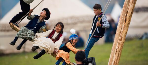 Дети качаются на качели. Архивное фото - Sputnik Кыргызстан