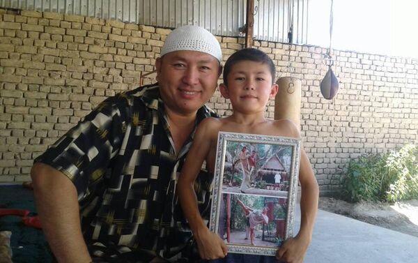 Его отец говорит, что сын всему научился сам — фильмы с участием своего кумира Жана-Клода Ван Дамма он смотрел с раннего возраста. - Sputnik Кыргызстан