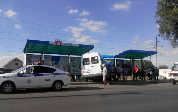 В Бишкеке пассажирский микроавтобус влетел на остановку - Sputnik Кыргызстан