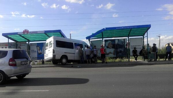 Микроавтобус влетел на остановку в Бишкеке - Sputnik Кыргызстан