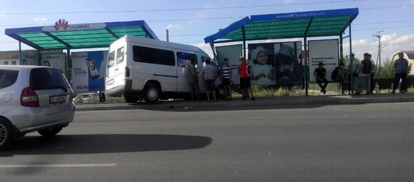 Микроавтобус влетел на остановку в Бишкеке - Sputnik Кыргызстан