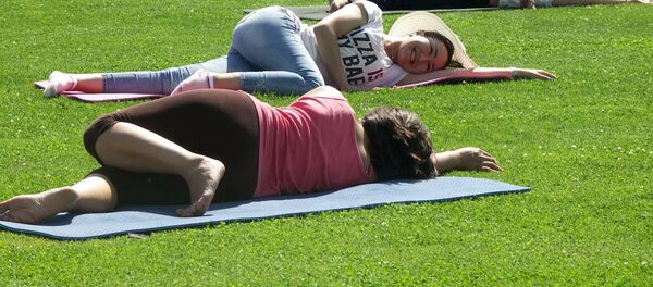 Флешмоб по случаю Всемирного дня йоги в Оше - Sputnik Кыргызстан