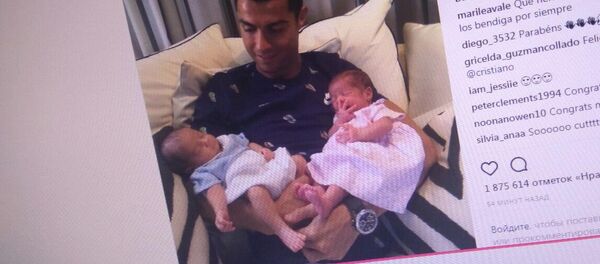 Снимок с социальной сети instagram пользователя cristiano. Криштиану Роналду с сыновьями-близнецами. - Sputnik Кыргызстан